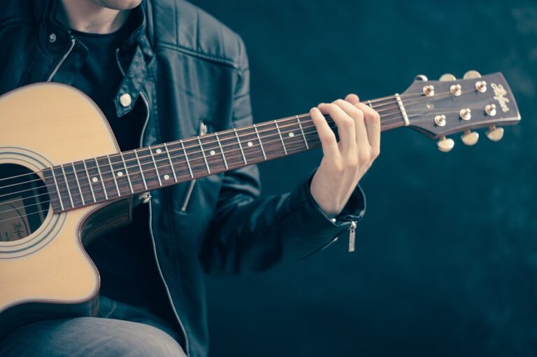 homem tocando violão